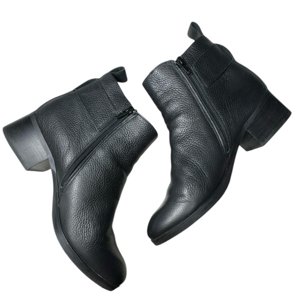 Clarks Mila Charm Black Pebbled Leather Side Zipper Pull Tab Bootie Size 10 - Picture 3 of 13